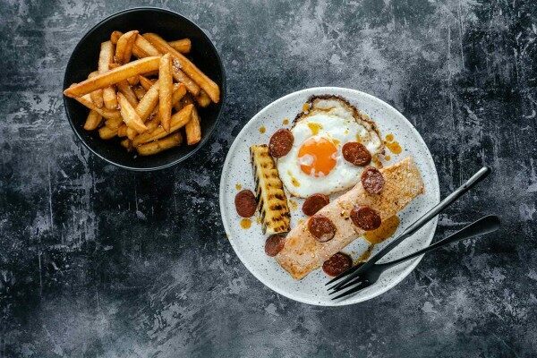 Salmon fillets with egg and chips